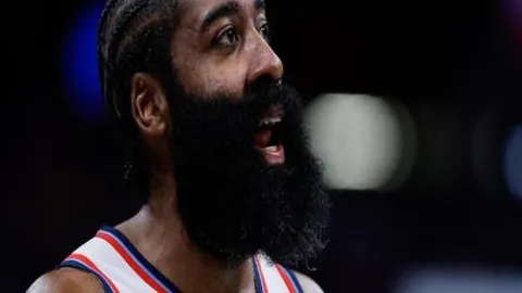 “巴塞罗那以3-0完胜奥萨苏纳，西甲连胜势头扩大至8场”